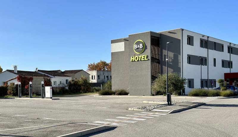 L'hôtel avec des bornes de recharge pour les véhicules électriques et les véhicules hybrides à Alixan