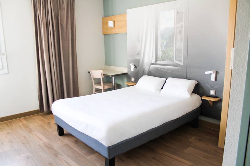 La chambre pour les personnes à mobilité réduite de l'hôtel B&B Valence TGV Romans à Alixan