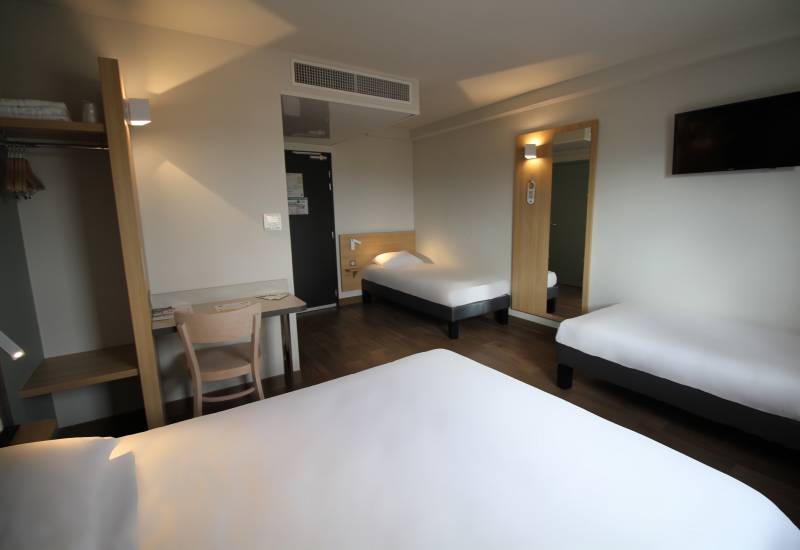La chambre pour 4 personnes de l'hôtel B&B Valence TGV Romans à Alixan