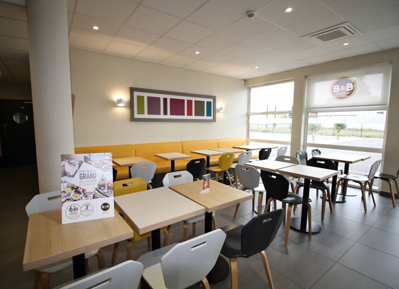 La salle de petit déjeuner de l'hôtel B&B Valence TGV Romans à Alixan