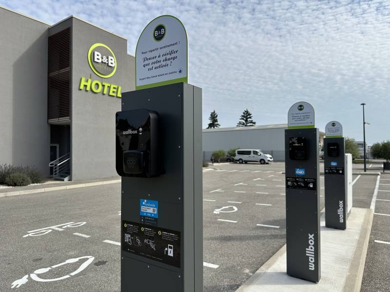 Les bornes de recharge pour véhicules électriques et hybrides du B&B HOTEL Valence TGV Romans à Alixan