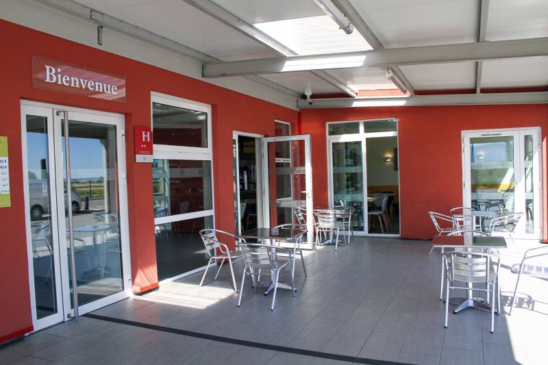 La terrasse de l'hôtel B&B Valence TGV Romans à Alixan pour prendre son petit déjeuner aux beaux jours